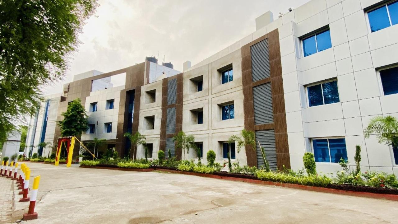 The Richi Rich Hotel And Resort Indore Dış mekan fotoğraf